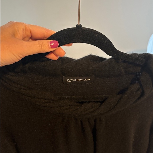 Jones NewYork Luxe Black Long Sleeve 100% cashmere sweater - Picture 2 of 2